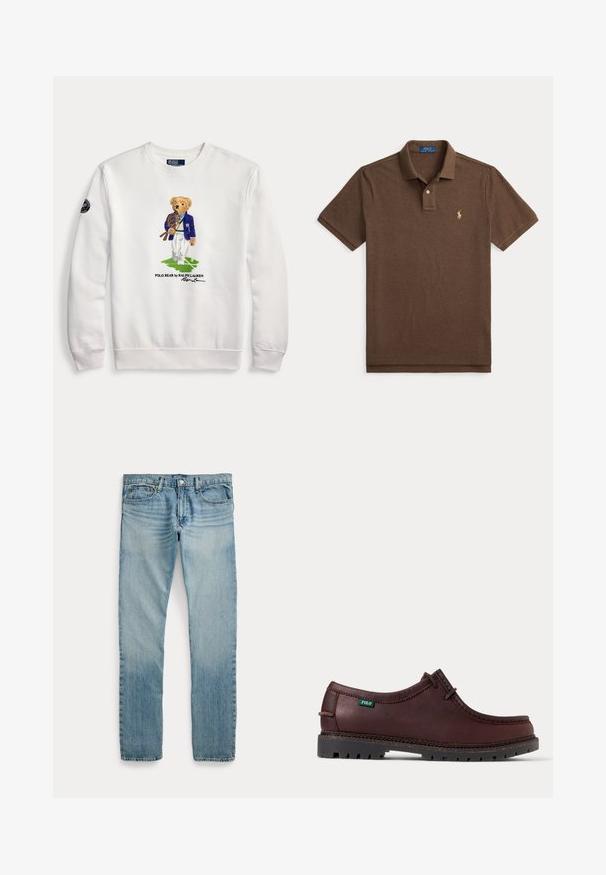 Hvid sweatshirt med en bamse iført en blå blazer, der holder tennis-ketchere og står på en grøn tennisbane.; Brun kortærmet polo med krave og to-knaps åbning, med lille broderet logo på venstre bryst.; Lyseblå straight-leg denimbukser med fem lommer, knaplukning og subtile falmede detaljer omkring lår og knæ.; Mørkebrun lædermokkasinstil sko med sort robust sål og grønt Polo-logo mærke på siden, vist i sidevisning.