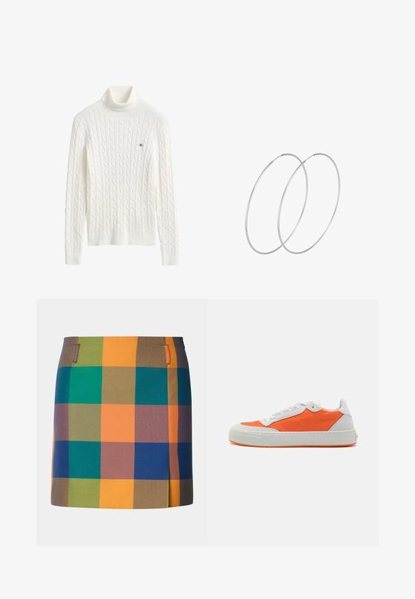 Hvid kabelstrikket rullekravesweater med lange ærmer og lille broderet logo på brystet.; Multifarvet nederdel med et iøjnefaldende ternet mønster med orange, grønne, blå og brune firkanter. Designet med lige snit og sidde accenter.; Copenhagen Studios CPH428 - Sneakers - orange; Sølvøreringe med et minimalistisk design. Cirkulær form, glat tekstur og tynd profil. Letvægtige med en poleret overflade.