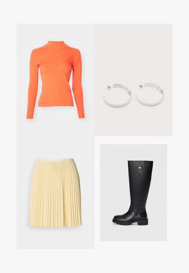 Gestreifter Rollkragenpullover in leuchtendem Orange, mit langen Ärmeln und einem taillierten Schnitt, der ein V-Designelement an der Vorderseite aufweist.; Heller gelber, plissierter Rock mit einem Bund, der das Lacoste-Logo trägt. Hergestellt aus leichtem Material, hat er ein fließendes Design und eine glatte Textur.; Schwarze knielange Stiefel aus glattem Leder mit einer strukturierten Gummisohle, versehen mit einem kleinen Logoschild in Rot, Weiß und Blau.; Ohrstecker in Silberoptik, halbkreisförmig mit geriffelter Textur und Steckverschlüssen, auf weißem Hintergrund.