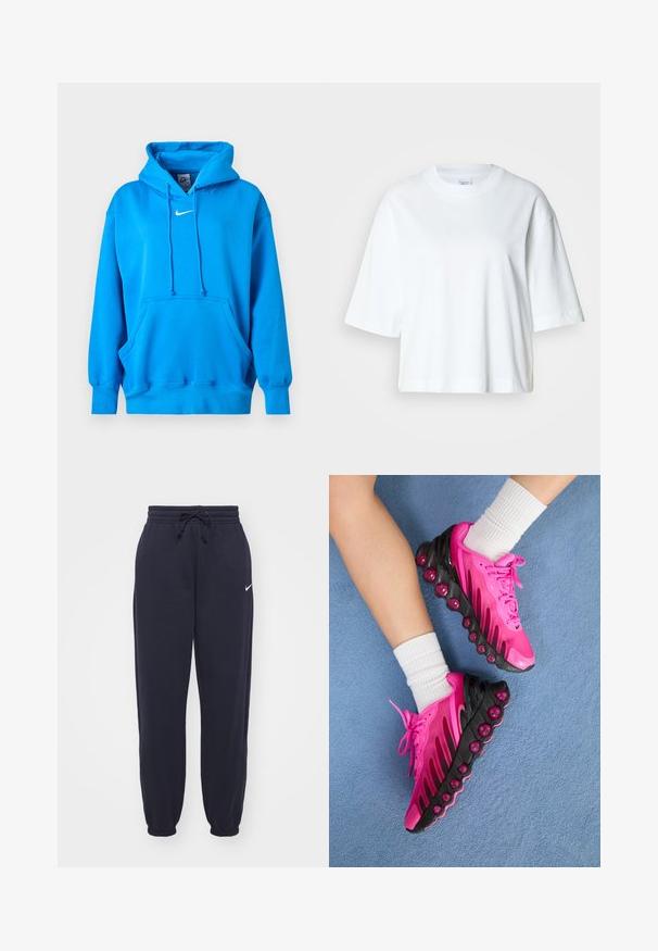Lyseblå Nike hættetrøje med kangurulomme foran, snøre i hætten, ribbet manchetter og hvid Nike Swoosh-logo på brystet.; Hvid cropped t-shirt med korte ærmer, rund halsudskæring, lavet af blødt bomuldsmateriale, med et enkelt og rent design.; Nike joggingbukser i navyblå, lavet af blødt materiale. Har en elastisk talje med snor og manchetter ved anklerne. Lille hvidt logo accenter.; Lyserøde træningssko med sorte accenter, gennemsigtig boblesål, mesh-overdel og snørebånd. Båret med hvide ankelsokker på en blå overflade.