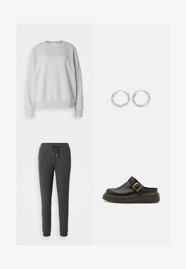 Hellgrauer Sweatshirt aus weichem Material, mit rundem Halsausschnitt, überschnittenen Schultern und gerippten Bündchen sowie Saum für eine entspannte Passform.; Dunkelgraue Jogginghose aus weichem Stoff, mit elastischem Bund und Kordelzug, schmal zulaufenden Beinen und Bündchen an den Knöcheln.; Schwarze Leder-Mules mit breitem Riemen und Messing-Schnalle. Verfügt über eine strukturiere Gummisohle mit gelben Nähakzenten.; Silberne Creolen mit einer welligen, unregelmäßigen Textur. Besitzen eine dünne, kreisförmige Form und eine reflektierende Oberfläche.