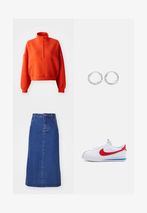 Helle orange, cropped Sweatshirt mit Stehkragen und halbem Reißverschluss, ausgestattet mit weiten Ärmeln und einem strukturierten Stoff für mehr Komfort.; Dunkelblauem Denim-Rock mit tailliertem Bund, gerader Silhouette und vorderen Nähten, mit einem Saum, der unter dem Knie endet.; Weißer Sneaker mit rotem Swoosh, blauen Akzenten an der Sohle und weißen Schnürsenkeln. Strukturierte Oberseite mit gestickten Details. Klassisches Design.; Silberne Creolen mit einer welligen, unregelmäßigen Textur. Besitzen eine dünne, kreisförmige Form und eine reflektierende Oberfläche.