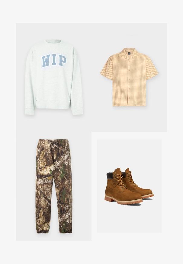 Lysegrå sweatshirt med rund hals og lange ærmer, med et blåt "WIP" trykt logo i en buet udformning hen over brystet.; Beige kortærmet skjorte med knapper og lille rødt ternet mønster samt enkelt brystlomme, lagt fladt på hvid baggrund.; Camo sweatpants med et brunt og grønt naturligt mønster, der har en elastisk talje med snore og elastiske manchetter ved anklerne.; Brune ruskinds ankelstøvler med en polstret sort krave, gyldne snørehuller og en tyk gummisål med en mønster, der giver godt greb.