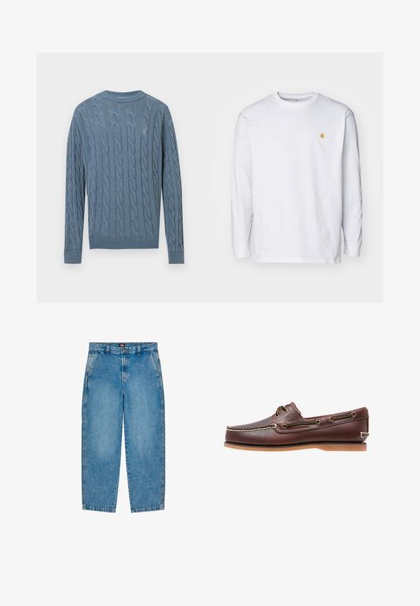 Blå strikket sweater med kabelmønster, lange ærmer samt ribbede manchetter og kant.; Hvid langærmet t-shirt lavet af bomuld. Har et lille gyldent logo på brystet og en rund halsudskæring. Enkel design og standard pasform.; Lyseblå denim jeans med lige ben design. Har forlommer, lynlås og kontrastsyninger langs sømmene.; Brun læder bådsko med hvide sømme, snøre detaljer og lysbrun gummisål, vist fra siden på hvid baggrund.