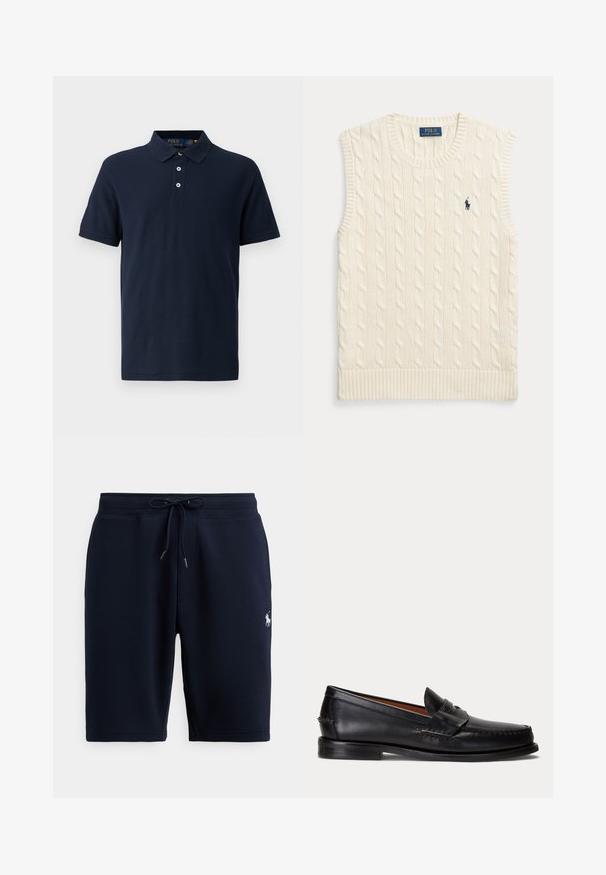 Krémová bezrukávová sveterová vesta so vzorom vrkočového pletenia, s rebrovanými lemami a malým tmavomodrým logom Polo Ralph Lauren na ľavej strane hrude.; Námornícka polo košela s golierom, krátkymi rukávmi, zapínaním na tri gombíky a kontrastným detailom vnútornej časti goliera. Vyrobená z textúrovanej bavlnenej tkaniny.; Tmavomodré atletické šortky z bavlny s elastickým pásom, sťahovacou šnúrkou a logom na ľavej strane. Hladká textúra, dĺžka po kolená.; Čierny kožený mokasín s nízkym podpätkom a detailom s penny remienkom, zobrazený z boku na svetlosivom pozadí.