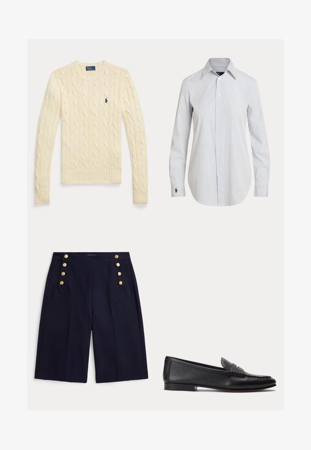 Langærmet sweater i cremefarvet kabelstrik med rund hals og lille navyblåt Polo Ralph Lauren-logo på brystet.; Hvid skjorte med lange ærmer, tynde lodrette blå striber og en blå broderet logo på venstre manchet.; Mørkeblå shorts til knæet med vide ben og dekorative gullige knapper på forlommerne.; Sort tekstureret læderloafer med lav hæl og klassisk penny-stropdetalje, vist i profil mod en ensfarvet lys baggrund.