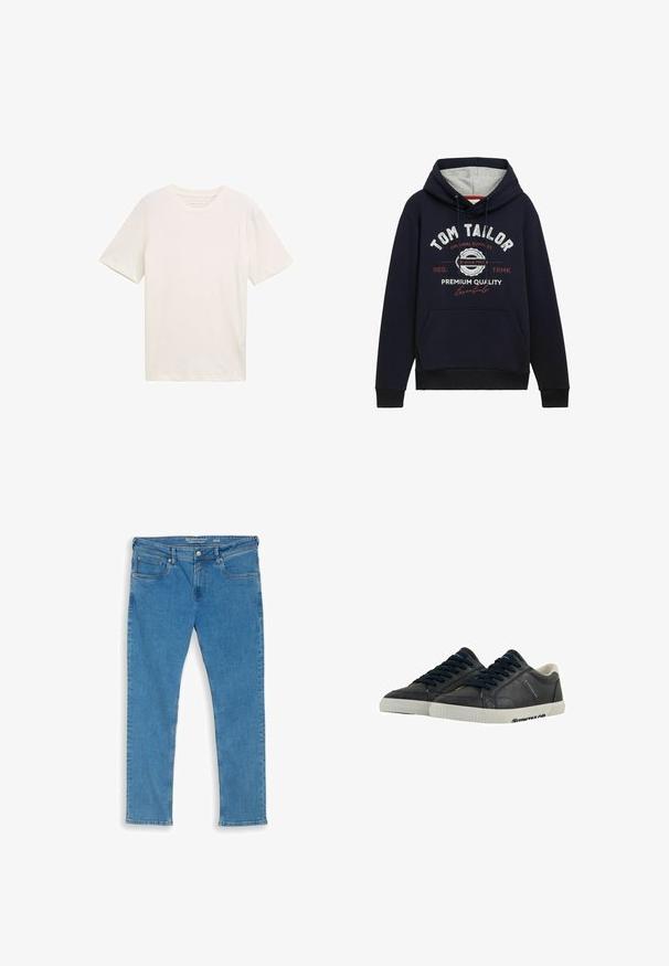 Mørkeblå hættetrøje i bomuldsblanding med grå hætteforing, frontlomme og hvid/ rød grafisk tekst på brystet. Ribkantede manchetter og kant.; Kortærmet T-shirt med rund hals i off-white bomuld. Har en afslappet pasform med glat tekstur og ingen bemærkelsesværdige mønstre eller accenter.; Blå straight-leg cowboybukser med fem lommer og knaplukning, størrelse 32/32, lagt fladt på hvid baggrund.; Marine læder sneakers med hvide gummisåler, rund tå og sorte snørebånd. Subtile teksturer og branding på siderne. Casual design.