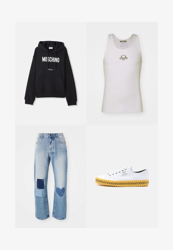 Čierna mikina s kapucňou vyrobená z kombinácie bavlny, s klokanieškovým vreckom, sťahovacou kapucňou a bielym potlačením "MOSCHINO Milano" na prednej strane.; Biely rebrovaný tielko s vyšitým zlatým logom a dekoračnými akcentmi, okrúhlym výstrihom a bezrukávovým dizajnom.; Svetlo modré džíny s rovnom strihom, ktoré obsahujú dva nášivky: štvorcovú a srdcovú, obe v tmavších odtieňoch denimu.; Biele nízke plátené tenisky s bielymi šnúrkami a žltou podrážkou navrhnuté tak, aby vyzerali ako meracia páska so značkami veľkosti.
