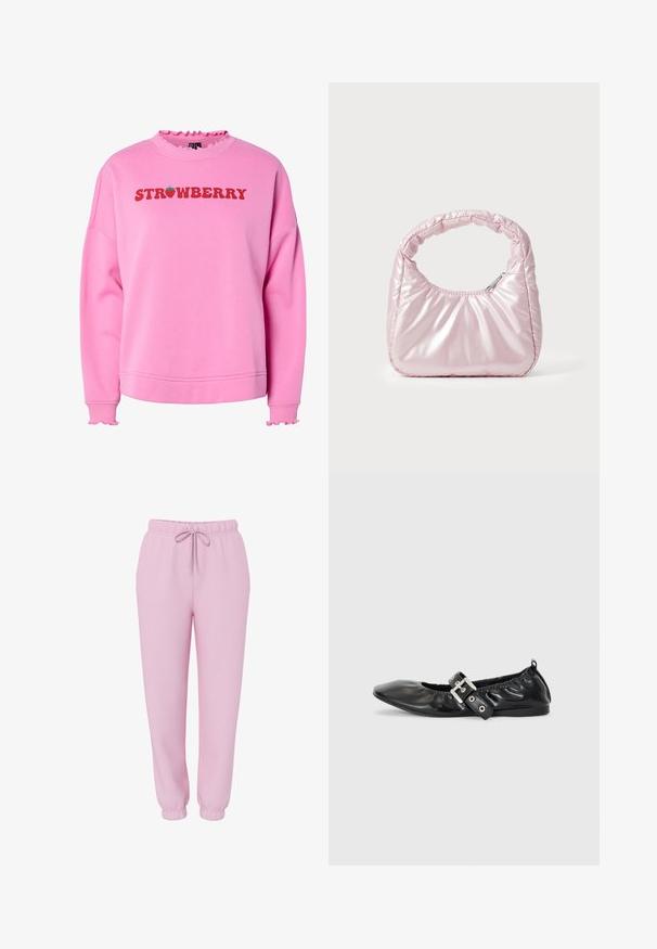 Rosa Sweatshirt mit Rüschensaum am Kragen und an den Manschetten, ausgestattet mit dem Schriftzug "STRAWBERRY" in fettem roten Text und einer grünen Erdbeergrafik oberhalb des Textes.; Hellrosa Jogginghose mit elastischem Bund, Kordelzug, Seitentaschen und elastischen Bündchen, abgebildet auf weißem Hintergrund.; Schwarze Leder-Ballerinas mit spitzem Zehenbereich, gerafften Details am Schaft und einem silbernen Schnallenakzent am verstellbaren Riemen.; Rosa, gepolsterte Handtasche mit abgerundeter Form, aus glänzendem Material gefertigt. Verfügt über einen gerafften Griff und einen Reißverschluss für sicheren Zugang.