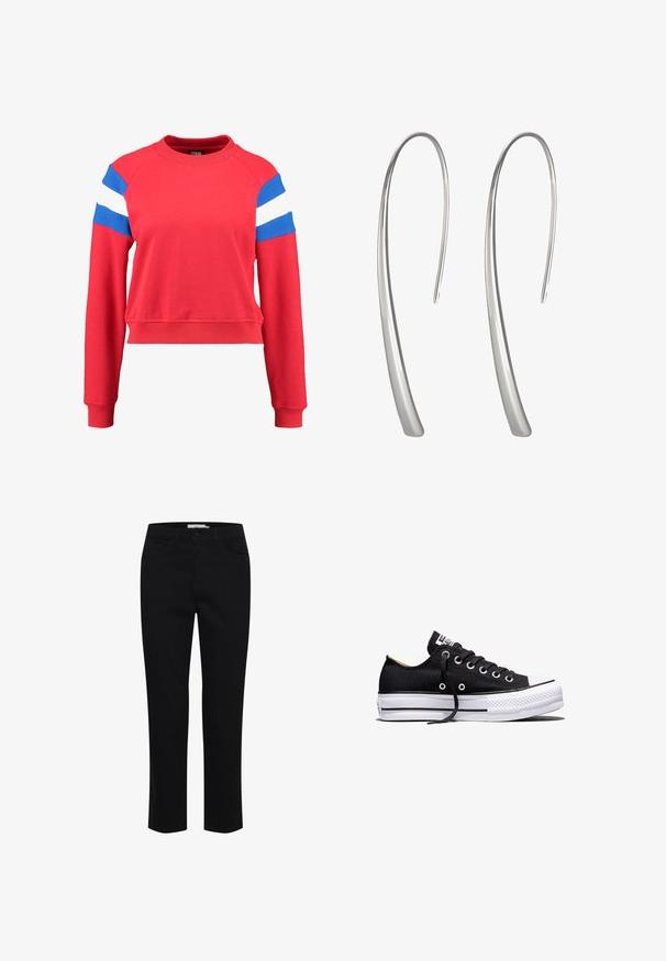 Rotes, gekürztes Sweatshirt mit geripptem Bund und Ärmeln. Verfügt über blaue und weiße Streifenakzente an den Ärmeln. Aus softem Baumwollmix gefertigt, lässiges Design.; Schwarze Baumwollhose mit geradem Schnitt. Verfügt über fünf Taschen und einen vorderen Knopfverschluss. Glatte Textur, minimale Nähdetails.; Schwarzer Canvas-Sneaker in Low-Top-Form mit weißer Gummisohle auf Plateau, schwarzen Schnürsenkeln und Metallösen vor weißem Hintergrund.; Lange silberne Tropfohrringe mit einem eleganten, länglichen Design und einer glatten, polierten Oberfläche. Sie verfügen über eine minimalistische geschwungene Form.