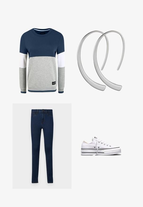Oxmo OMAYA - Sweatshirt - insignia blue; Schmale Jeans aus dunkelblauem Denim mit glatter Textur, ausgestattet mit einem klassischen Fünf-Taschen-Design und kontrastreichen goldenen Nähten.; Weißer Canvas-Sneaker in niedriger Ausführung mit weißen Schnürsenkeln, schwarzen Streifen an der Sohle und gummiertem, strukturiertem Zehenschutz, Seitenansicht vor weißem Hintergrund.; Silberne Metall-Hoops Ohrringe mit einer glatten, glänzenden Oberfläche und einer gewölbten Mondform, die ein minimalistisches Design aufweisen und keine sichtbaren Muster haben.