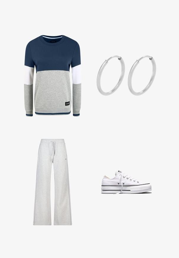 Oxmo OMAYA - Sweatshirt - insignia blue; Hellgraue Jogginghose mit elastischem Bund und Kordelzug. Mit dunklen Seitenstreifen, weitem Bein und weicher Stofftextur.; Weißer Canvas-Sneaker in niedriger Ausführung mit weißen Schnürsenkeln, schwarzen Streifen an der Sohle und gummiertem, strukturiertem Zehenschutz, Seitenansicht vor weißem Hintergrund.; Silberne Creolen, kreisförmig, mit glatter, glänzender Oberfläche und gleichbleibender Breite. Minimalistisches Design ohne zusätzliche Akzente.