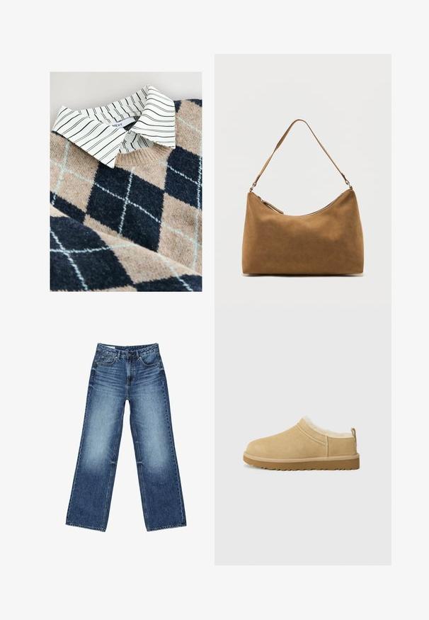 Striktrøje med et tan- og navy argyle mønster, en hvidstribet skjorte med krave under, samt et tekstureret, blødt materiale.; Blå vidtsiddende jeans i denim med forlommer og møntlomme foran, knaplukning og falmet vask på lår og knæ.; Suede slip-on sko i lys tan, med en blød pelsforing og tekstureret gummisål med en let hæl og bagestrop for nem påklædning.; Brun skuldertaske i ruskind med enkelt rem og lynlås øverst, vist mod en ensfarvet hvid baggrund.