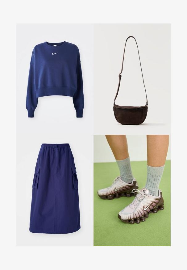 Námorníckomodrý skrátený sveter vyrobený z mäkkej látky, s okrúhlym výstrihom, dlhými rukávmi a bielym logom Nike na hrudi.; Námornícky modrá sukňa strednej dĺžky s elastickým pásom, ktorá má dve bočné cargo vrecká a minimálnu logotlač. Hladká textúra látky.; Nike tenisky v svetlo ružovej a hnedej farbe, s textúrovaným zvrškom, vrstveným dizajnom a podrážkou s odpružením a viditeľnými vzduchovými jednotkami.; Tmavohnedá kabelka cez rameno zo semišu s nastaviteľným remienkom a predným vreckom na zips, stojaca na jednoduchom svetlom pozadí.