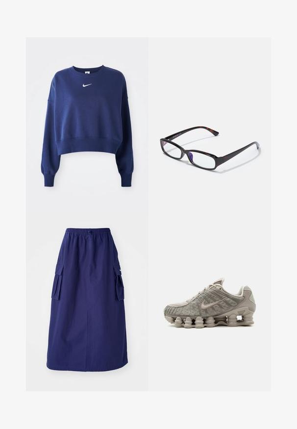 Marineblaue, verkürzte Sweatshirt aus weichem Stoff mit Rundhalsausschnitt, langen Ärmeln und einem weißen Nike-Logo auf der Brust.; Marineblaue, knielange Rock mit elastischem Bund, der über zwei seitliche Cargotaschen und ein minimales Logodesign verfügt. Glatte Stoffoberfläche.; Hellbeiger Nike Shox Sneaker mit sichtbarer säulenförmiger Dämpfungssohle und Mesh-Obermaterial.; Rechteckige Brille mit Schildpatt-Muster, schwarzem Kunststoffrahmen und transparenten Gläsern. Mit dünnen Bügeln und leicht geschwungenen Enden.