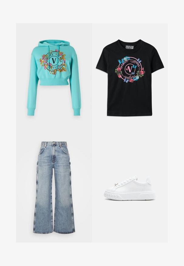 Versace Jeans Couture Jersey con capucha - blu eleos; Camiseta negra con un gráfico colorido de flores y mariposas, con acentos en rosa y azul. "Versace Jeans Couture" impreso en un diseño circular.; Agolde MAGDA CARPENTER - Pernera ancha - entrance; Zapatillas blancas con parte superior sintética lisa, puntera redonda, cinco ojales y suela gruesa con textura trenzada. Logotipo de la marca en el lateral.