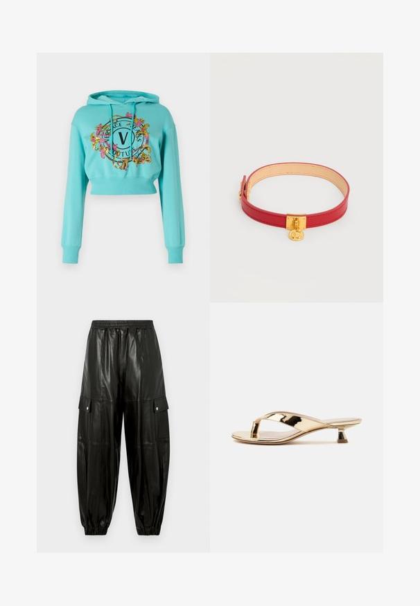 Versace Jeans Couture Jersey con capucha - blu eleos; Pantalones cargo de cuero sintético negro con cintura elástica, bolsillos con solapa y cierre de botón a presión en los laterales, y puños elásticos en los tobillos.; Sandalia tipo tanga metálica dorada con tacón bajo y bloque angulado y delgado sobre un fondo blanco liso.; Collar choker de cuero rojo con cierre cuadrado de oro y charm redondo de oro con la letra "C" sobre fondo blanco.