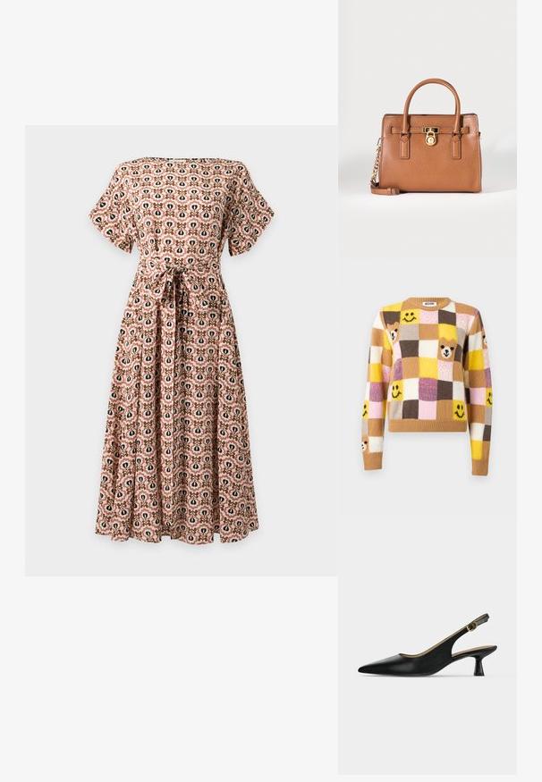 Pull en patchwork avec des carrés jaunes, bruns, roses et crème, arborant des visages souriants et des visages d'ours sur le devant et les manches.; Robe mi-longue à manches courtes, col rond, ceinture à nouer à la taille et motif floral et goutte d’eau répétitif dans des tons roses, noir et beige.; Escarpin slingback noir à bout pointu, petit talon évasé et bride à boucle dorée, présenté sur un fond clair uni.; Sac à main en cuir marron texturé avec doubles poignées, détail cadenas doré et bandoulière amovible avec chaîne sur fond blanc.