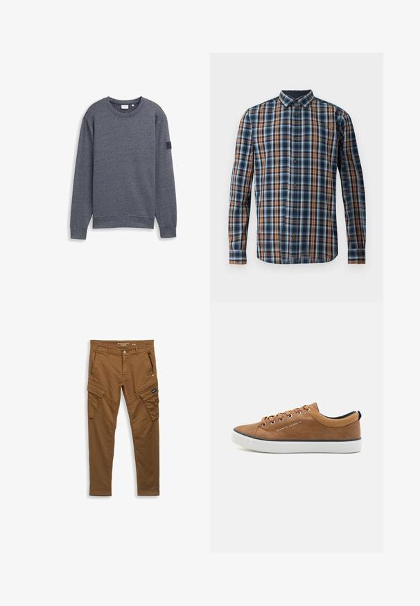 Grå langærmet sweatshirt lavet af tekstureret stof med rund hals og ribbede manchetter. Har et minimalistisk design uden udsmykninger.; TOM TAILOR CHECKED - Skjorter - navy blue; Brune lige cargo bukser med frontknap, bælte-loops, sidelommer og baglommer samt klaplukninger på lommen på låret.; Brune lædersneakers med rund tå, hvid sål og marineblå accenter. Har metaløjer og en tekstureret krave.