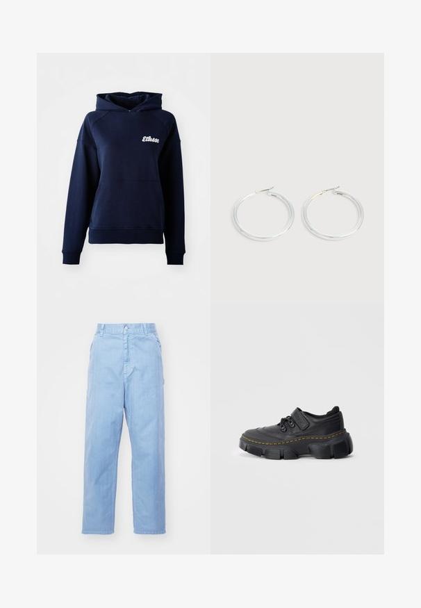 Navyblauwe hoodie van zacht materiaal. Bevat een voorzak en een wit logo op de borst. Geribde boorden en zoom.; Lichtblauwe denimbroek met een rechte pijpdesign, knoopsluiting en voorzakken. De stof heeft een subtiele textuur met een gladde afwerking.; Zwarte sneakers met een chunky zool en leren bovenzijde, gele stiksels langs de tussenzool, klittenband en vetersluiting, op een effen lichte achtergrond.; Een paar glanzende zilveren oorringen met dunne draadafsluitingen, getoond op een lichtgrijze achtergrond.