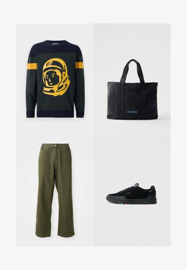 Strikket sweater i mørkegrøn og marineblå. Har en iøjnefaldende gul astronautgrafik på fronten, med stribede detaljer på ærmerne.; Olivengrønne brede jeans i denim med høj talje, frontknaplukning og klassisk fem-lomme design.; Sorte sneakers i ruskind med en glat tekstur, der har en sort gummisål og flerfarvede detaljer på sålens yderside.; Sort lærredstaske med to håndtag, forlomma og "LES DEUX" broderet i blåt på forlommen.