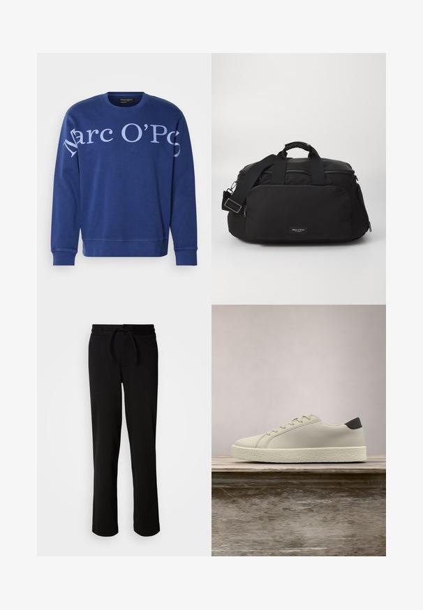 Blaues Sweatshirt aus Baumwolle mit Rundhalsausschnitt, langen Ärmeln und großen weißen Buchstaben mit der Aufschrift "Marc O'Polo" auf der Vorderseite.; Schwarze Jogginghosen mit einem Kordelzugbund, hergestellt aus weichem, elastischem Material. Sie haben einen lockeren Schnitt mit geraden Beinen und keine sichtbaren Taschen.; Weißer Sneaker mit strukturierter Sohle und schwarzem Absatzdetail, schwebend über einer Holzbank mit hohem grünem Gras im Hintergrund.; Schwarze Nylon-Reisetasche mit doppelten Griffen, verstellbarem Schultergurt, vorderer Reißverschlusstasche und Markenlabel. Glatte Textur und strukturierte Form.