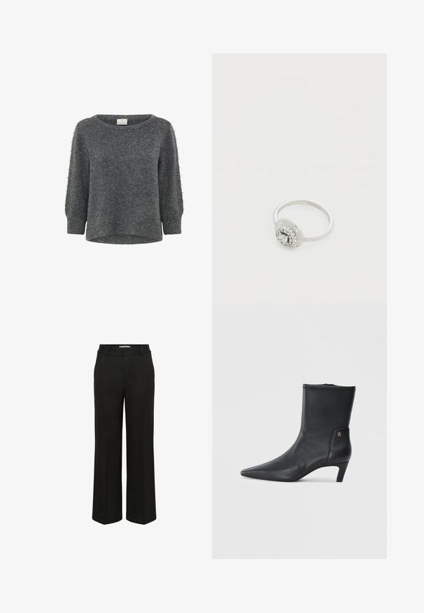 Kaffe KABETTY - Strickpullover - grey melange; Schwarze maßgeschneiderte gerade Bein Hosen mit Gürtelschlaufen und einem verdeckten Frontverschluss, auf einem weißen Hintergrund präsentiert.; Schwarze Leder-Stiefeletten mit spitzem Zehenbereich und niedrigem Absatz. Sie haben eine glatte Textur und ein kleines goldenes Logo-Detail an der Seite.; Silberner Ring mit rundem Fassungsdesign, das einen zentralen klaren Kristall umgeben von kleineren Kristallen sowie den eingravierten Markennamen zeigt.
