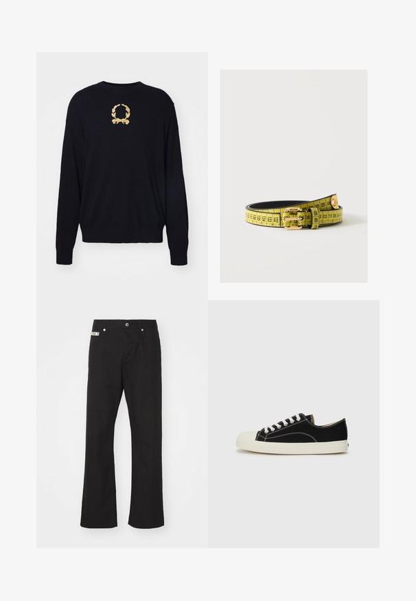 Zwarte trui van zacht materiaal, met een gouden geborduurd lauriertakontwerp op de borst en geribde manchetten en zoom.; Zwarte katoenen broek met een rechte pijpdesign, voorzien van een sluiting met een knoop aan de voorkant, twee zijzakken en een klein merklabel op de tailleband.; Zwarte canvas sneakers met witte stiksels, een ronde rubberen neuskap en witte veters. Heeft een textiele bovenkant en een beige zool.; Gele riem met zwarte meetlintmarkeringen en gouden gesp met het merk Moschino, opgerold op een witte ondergrond.