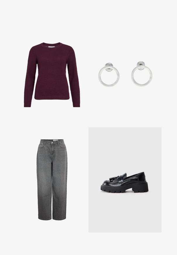 Bordeaux pullover trui met een gestructureerd, honingraatpatroon, ronde hals, lange mouwen en geribbelde manchetten en onderrand.; Grijze denim jeans met hoge taille, rechte pijpen, voorzakken en knoopsluiting.; Zwarte leren instappers met een chunky, gekartelde zool, voorzien van een decoratieve kwast aan de voorkant en een gladde, glanzende textuur.; Zilveren metalen ringoorbellen met een geborstelde textuur, met een ronde vorm en een transparante bevestiging voor een veilige draagwijze.