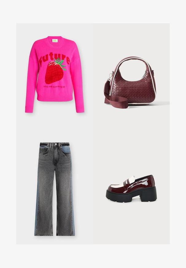 Pull rose vif avec un grand motif fraise rouge, texte « Future » au-dessus et texte « Drink fresh juices every day » en dessous de la fraise.; Jean droit avec des panneaux avant noirs et des panneaux latéraux bleus, avec poches avant et fermeture par bouton.; Mocassin à plateforme épaisse en cuir verni bordeaux, avec des accents blancs et une semelle noire épaisse à crampons sur fond gris clair.; Sac à main en cuir tressé marron foncé avec poignée courbée, garniture blanche, fermeture éclair argentée et bandoulière large en tissu amovible sur fond uni.