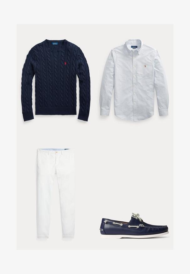 Marineblauer Pullover mit Zopfmuster, Rundhalsausschnitt, langen Ärmeln und kleinem roten Polo Ralph Lauren Logo auf der linken Brust.; Langärmliges, knöpfbares Hemd mit dünnen blauen und weißen vertikalen Streifen und kleinem gesticktem Logo auf der Brust.; Weiße Baumwoll-Chinos mit schmaler Passform, ausgestattet mit einem einzigen goldfarbenen Knopfverschluss und einem hellblauen inneren Bund. Glatte Textur ohne Muster.; Marineblauer Lederbootschuh mit weißen Schnürsenkeln und Nähten, mit weißer Gummisohle und Metallösen auf hellem Hintergrund.
