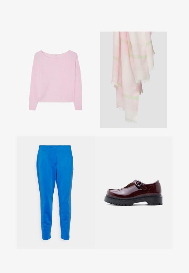 Weicher, hellrosa Pullover mit langen Ärmeln, weitem Rundhalsausschnitt sowie gerippten Bündchen und Saum.; ONLY Petite ONLJADA-MERLE CIGARETTE PANTS - Stoffhose - strong blue; Schuh aus burgunderrotem Lackleder mit rundem Zehenbereich, verstellbarer Schnalle und einer klobigen schwarzen Plateausohle mit geriffelter Struktur.; Weicher Stoffschal mit rosa, weißen und hellgrünen horizontalen Streifen, der mit fransigen Rändern vor weißem Hintergrund hängt.