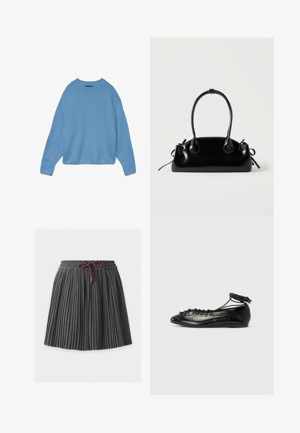 Lyseblå strikket sweater med rund halsudskæring, drop shoulder design og ribstrikkede manchetter og søm. Blød tekstur, afslappet pasform.; Mørkegrå plisseret nederdel med elastik i taljen og en bundet vinrød snor foran i midten.; Sorte balletflade sko i laklæder med rundet tå, snørelukning og flad sål. Glat tekstur med få detaljer.; Lille sort blank håndtaske med to lange håndtag og snøre-detaljer i siden på en ensfarvet lys baggrund.
