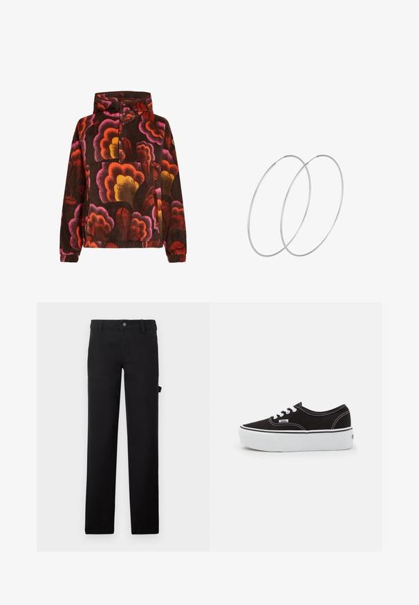 Mikina z fleece materiálu s ružovými, oranžovými a žltými kvetinovými vzormi na tmavohnedom pozadí. Obsahuje kapucňu a zapínanie na gombíky. Mäkká štruktúra.; Čierne nohavice z hladkej látky, navrhnuté s rovnými nohavicami, zapínaním na gombík a bočnou kapsou.; Čierne plátenné tenisky s bielou gumovou platformou, s bielymi šnúrkami a stehmi, ikonickým logom na boku, nízkoprofilový dizajn.; Strieborné kruhové náušnice s minimalistickým dizajnom. Cirkulárny tvar, hladký povrch a tenký profil. Ľahké s lesklým povrchom.