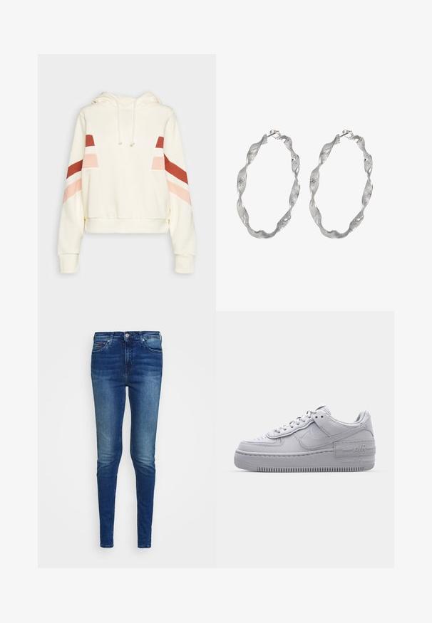 Sweat à capuche crème avec cordons et rayures diagonales rouges, roses et blanches sur le haut des manches et la poitrine.; Jean skinny bleu foncé avec un léger délavage aux cuisses et aux genoux, fermeture à bouton frontal et zip, et design à cinq poches.; Basket en cuir lisse gris Nike Air Force 1 avec un bout perforé, une semelle épaisse et un détail 'AIR' en relief sur le talon.; Boucles d'oreilles en argent en forme de créoles avec un design torsadé, présentant une surface texturée et un fermoir sécurisé. Légères et réfléchissantes avec une finition élégante.