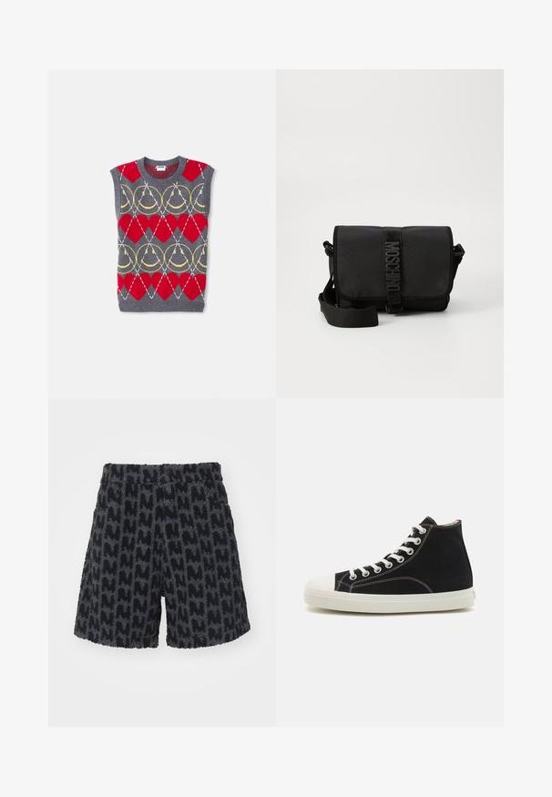 Pull sans manches en tricot gris avec des cœurs rouges, des chaînes jaunes et des lignes blanches en diagonale dans un motif répétitif, étiqueté Moschino.; Shorts flous noirs et gris avec un motif texturé évoquant la lettre "M". Ils possèdent une taille avec un bouton et des poches latérales.; Baskets montantes noires en toile avec semelle et capuchon en caoutchouc blancs. Elles présentent des lacets blancs et des détails de couture contrastants.; Sac bandoulière noir en nylon avec rabat, doté d'une fermeture à bande logo proéminente, d'une bandoulière réglable et de détails de surpiqûres sur les côtés.