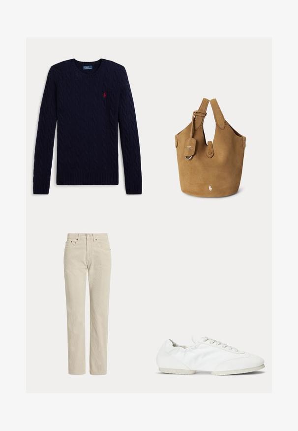 Navyblauwe kabelgebreide trui met lange mouwen, ronde hals, geribbelde manchetten en zoom, met een klein rood geborduurd polospelerlogo op de borst.; Beige corduroy broek met rechte pijpen, riemlussen, knoop aan de voorkant, ritssluiting en voorzakken.; Wit laagprofiel sneaker met veters, glad stoffen zijpaneel en een zachte, flexibele zool.; Bruine suède tote tas met dubbele handvatten, een klein label, knoopsluiting en wit Polo Ralph Lauren-logo aan de voorkant.