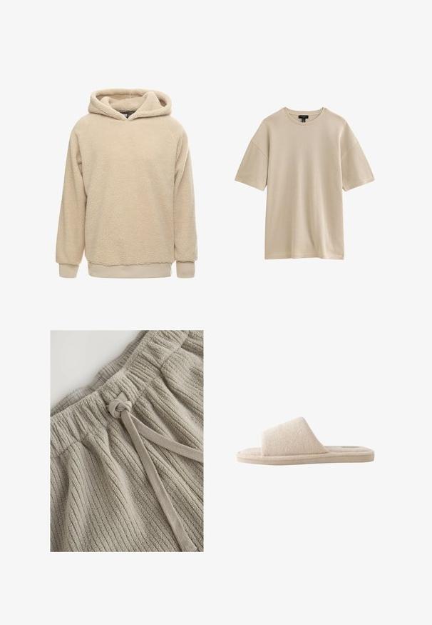 Beige fleece hoodie met een gestructureerde oppervlakte, grote capuchon en geribde manchetten en zoom. Heeft een losse pasvorm en lange mouwen.; Beige geribde korte mouw T-shirt van gebreide stof met een ronde hals en een losse pasvorm, afgebeeld tegen een witte achtergrond.; Khaki katoenen shorts met een gestructureerd ribbelpatroon. Voorzien van een elastische tailleband en een stoffen strik voor aanpassing. Zacht, luxueus materiaal.; Beige zachte stoffen open teen instap pantoffel met dikke zool en brede band over de bovenkant voor gebruik binnenshuis.