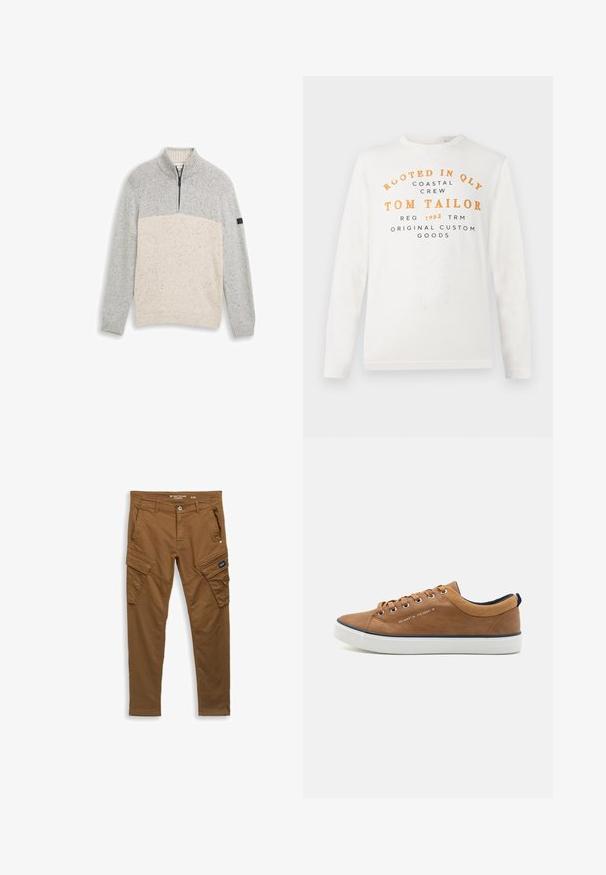 Pull en tricot gris clair et beige à motifs avec un col montant zippé à mi-hauteur, des poignets et un ourlet côtelés sur un fond uni.; Chemise blanche à manches longues avec un texte orange et noir indiquant "Rooted in QLY Coastal Crew Tom Tailor Reg 1962 TRM Original Custom Goods" sur le devant.; Pantalons cargo droits marron avec bouton avant, passants de ceinture, poches latérales et arrière, et fermetures à rabat sur les poches de cuisse.; Baskets en cuir marron avec un embout rond, semelle blanche et accents marine. Présente des œillets en métal et un col texturé.