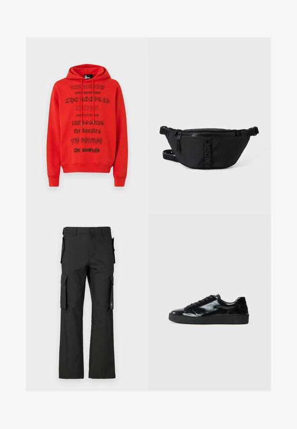 Sweat à capuche rouge avec du texte imprimé noir utilisant des polices variées. Le matériau semble doux, avec une poche kangourou et une capuche ajustable par un cordon.; Pantalons cargo noirs avec une coupe droite, présentant plusieurs poches latérales et une fermeture à bouton. Fabriqués en tissu résistant, texture lisse.; Baskets en cuir verni noir avec un bout arrondi, un laçage, une semelle en caoutchouc texturé et une finition lisse.; Sac banane noir Moschino avec fermeture éclair frontale et sangle ajustable sur un fond uni clair.