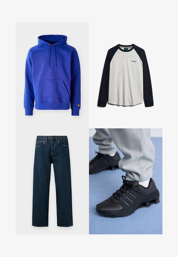 Blauwe katoenen hoodie met een ruime voorkant zak, een verstelbare capuchon met trekkoord en ribgebreide manchetten. Heeft een oranje logo op de onderkant van de mouw.; Superdry & Co ESSENTIAL LOGO - Longsleeve - grey fleck marl eclipse navy; Donkerblauwe spijkerbroeken met een rechte snit, met vijf zakken en contrasterende oranje stiksels langs de naden.; Persoon in zwarte Nike Shox sneakers en een grijze joggingbroek staand op een lichtblauw tapijt.