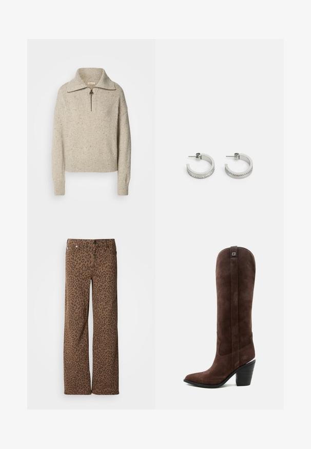 Beige gestrickter Pullover mit hohem Kragen, Reißverschluss und gerippten Bündchen und Saum. Die Textur weist Stellen dunklerer Fasern auf.; Braune weite Hose mit einem schwarzen Leopardenmuster, gefertigt aus einem weichen Stoff mit glatter Textur und klassischem Knopfverschluss.; Hoher brauner Wildleder-Westernstiefel mit spitzer Spitze und gestapeltem schwarzem Absatz vor einem schlichten hellen Hintergrund.; Silberne Creolen mit einer glatten Oberfläche und einer Reihe kleiner klarer Steine entlang der unteren Kante, mit einer Steckverschluss.