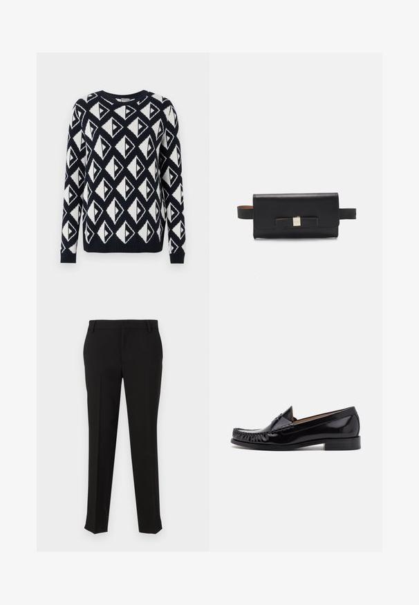 Strikket sweater i marineblå og hvid med et geometrisk trekantet mønster. Har en rund halsudskæring samt ribbede manchetter og kant.; Sorte skræddersyede bukser med en glat stof, der har en lige ben design, bæltesløjfer og sidelommer. Ingen synlige mønstre eller hardware.; Sorte læder moccasin sko med en skinnende finish, der har frynsedetaljer langs fronten og en lav stabelhælk.; Sort læderclutch med rektangulær form, en frontdetalje i form af en sløjfe og en lås i guldfarve. Har en rem for nem transport.