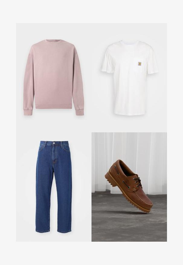 Sweatshirt rose clair avec un col rond classique, des poignets et un ourlet côtelés. Fabriqué dans un matériau doux et texturé. Design simple sans motifs.; T-shirt en coton blanc à manches courtes, avec une poche poitrine et un petit patch logo carré en orange et blanc sur la poche.; Jeans en denim taille haute de couleur bleue, avec une coupe droite, des coutures visibles et une fermeture à bouton à l'avant.; Chaussure de bateau en cuir marron avec des lacets noirs, des coutures beiges et une semelle robuste, suspendue au-dessus d'un sol en béton gris.