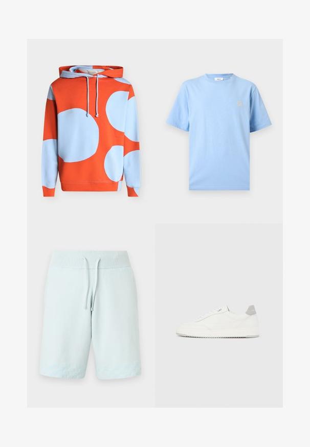 Sweat à capuche avec de grands motifs circulaires bleu clair sur fond orange vif et cordons au niveau du cou.; T-shirt en coton bleu clair à manches courtes avec col rond et petite broderie blanche d'un trèfle à quatre feuilles sur le côté gauche de la poitrine.; Shorts en tricot bleu clair avec taille côtelée, cordon réglable et motif damier subtil près de l'ourlet.; Baskets basses blanches avec un onglet de talon gris, des lacets blancs et une semelle texturée, présentées sur un fond uni clair.