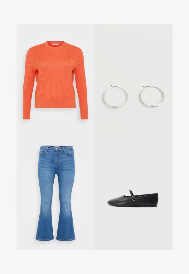 Pull en tricot orange avec un motif en relief, col rond et manches longues. Détail de petit logo sur la poitrine.; Jean flare en denim bleu clair, avec taille haute, cinq poches et fermeture à bouton classique. Texture lisse avec un léger dégradé.; Ballerines noires en cuir avec un bout pointu, une semelle plate et une petite sangle avec un détail de boucle en argent.; Boucles d’oreilles créoles en métal argenté avec une surface lisse légèrement incurvée et des fermoirs à clapet sur un fond blanc uni.