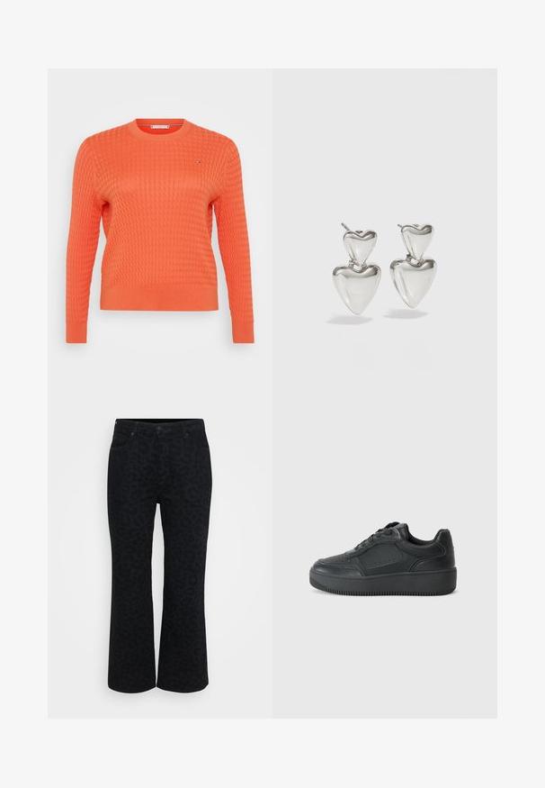 Pull en tricot orange avec un motif en relief, col rond et manches longues. Détail de petit logo sur la poitrine.; Jeans évasés en imprimé léopard noir avec cinq poches, fermeture à bouton, zip, et tissu texturé. Présente un motif animal subtil.; Baskets noires avec une tige en cuir texturé, bout rond, fermeture à lacets et semelle en caoutchouc plateforme dotée de rainures horizontales.; Boucles d'oreilles en argent en forme de cœur, avec un plus grand cœur en dessous d'un plus petit cœur. Surface lisse et réfléchissante avec une finition polie.