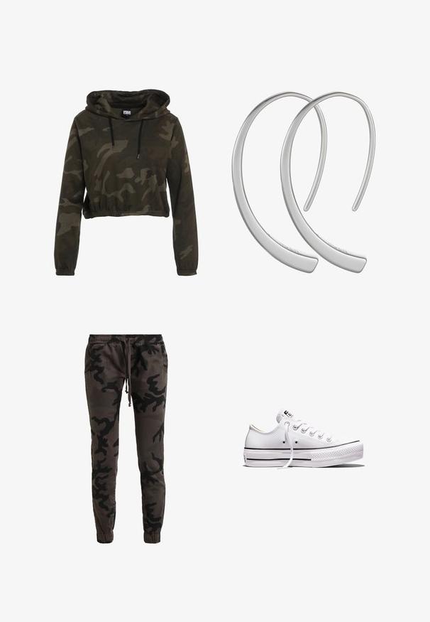 Zkrátená mikina s kapucňou v tmavom camouflage, sťahovacia šnúrka na kapucni, dlhé rukávy a elastický lem. Vyrobená z mäkkej, textúrovanej tkaniny.; Jogger nohavice s maskáčovým vzorom v tmavozelenej a čiernej farbe, s elastickým pásom, šnúrkou, bočnými vreckami a elastickými lemami.; Nízke biele plátené tenisky s bielymi šnúrkami, gumovou podrážkou, čiernymi pruhmi a logo nášivkou na jazyku a päte.; Strieborné kovové kruhové náušnice s hladkým, lesklým povrchom a zakriveným tvarom polmesiaca, s minimalistickým dizajnom a bez viditeľných vzorov.