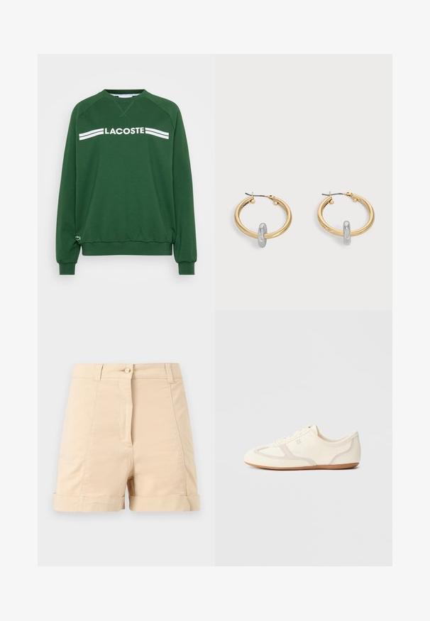 Groen sweatshirt van een katoenmengsel. Voorzien van een ronde hals, raglanmouwen en witte "LACOSTE" tekst met twee strepen over de borst.; Beige shorts met hoge taille, voorzien van een knoopsluiting, riemlussen, gestikte voorsnaden en omgeslagen zoom, tegen een lichtgrijze achtergrond.; Crème-witte sneakers met een bovenwerk van suède en stof, een afgeronde neus en een rubberen zool met een beige accentdetail. Vetersluiting.; Paar goudkleurige creolen met kleine zilverkleurige lusdetail op elk, weergegeven tegen een lichtgrijze achtergrond.