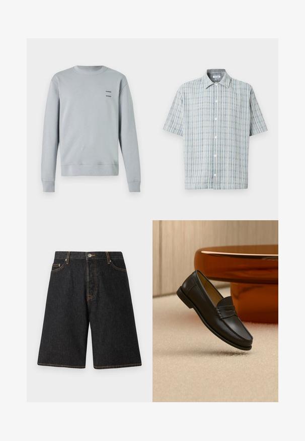 Helles grau Sweatshirt aus weichem Material, mit runder Ausschnitt, gerippten Bündchen und Saum, sowie zwei schwarzen "SAMSØE" Logos auf der Brust.; Kurzärmliges Hemd mit Knöpfen, blau-weiß kariertes Muster, Umschlagkragen und weißen Knöpfen vorne.; Schwarze Jeansshorts mit geradem Beinschnitt, orangefarbener Naht, fünf Taschen und einem Metallknopfverschluss am Bund.; Schwarzer Leder-Loafer, der über einem hellbeigen Teppich schwebt, mit bernsteinfarbenen modernen Möbeln im Hintergrund.